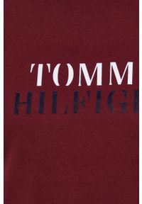TOMMY HILFIGER - Tommy Hilfiger Bluza męska kolor bordowy z aplikacją. Okazja: na co dzień. Kolor: czerwony. Materiał: dzianina, bawełna. Wzór: aplikacja. Styl: casual