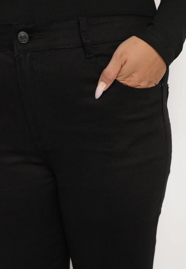 Born2be - Czarne Klasyczne Jeansy Regular z Bawełną Neveiria. Okazja: na co dzień. Stan: podwyższony. Kolor: czarny. Styl: klasyczny