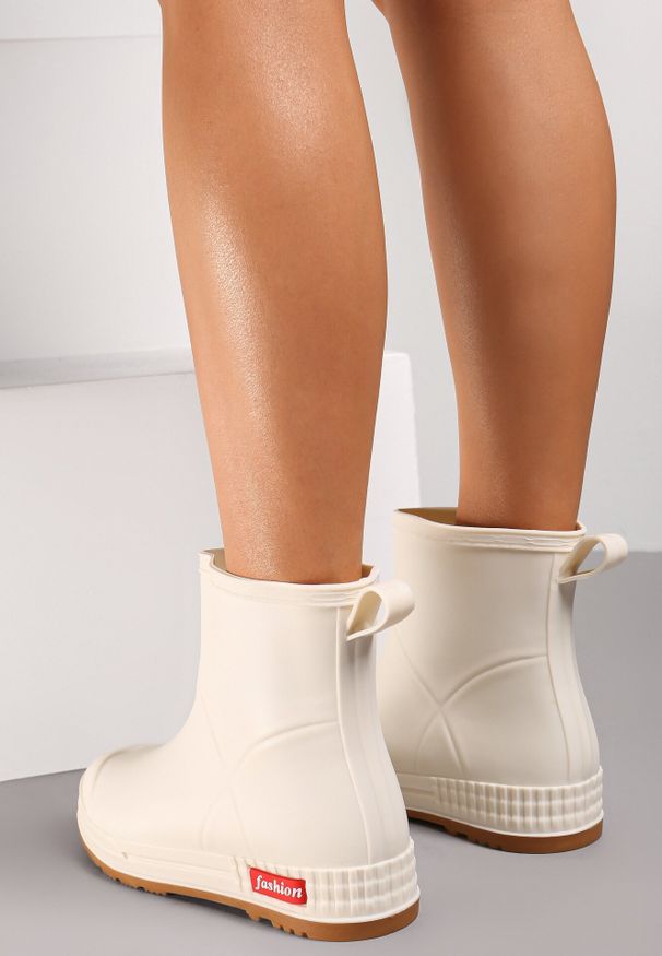 Born2be - Białe Kalosze Melenope. Okazja: na co dzień. Wysokość cholewki: za kostkę. Nosek buta: okrągły. Kolor: biały. Materiał: guma. Szerokość cholewki: szeroka. Wzór: gładki, jednolity, napisy, kolorowy. Styl: casual