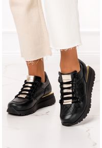 Casu - Czarne sneakersy na koturnie buty sportowe sznurowane polska skóra casu 7128. Kolor: czarny, wielokolorowy, złoty. Materiał: skóra. Obcas: na koturnie