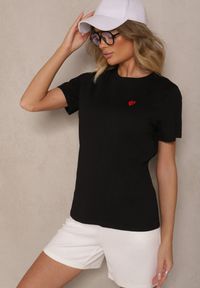 Renee - Czarny Bawełniany T-shirt z Ozdobną Naszywką w Kształcie Serca Viklara. Okazja: na co dzień. Kolor: czarny. Materiał: bawełna. Wzór: aplikacja. Styl: klasyczny, casual