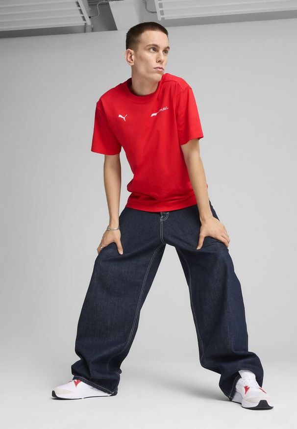 Puma - Męska koszulka F1® ESS+ o luźnym kroju z grafiką PUMA Pop Red. Kolor: czerwony