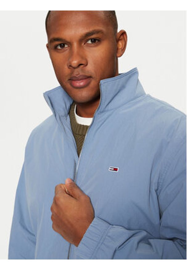 Tommy Jeans Kurtka przejściowa Essential DM0DM20655 Niebieski Regular Fit. Kolor: niebieski. Materiał: syntetyk