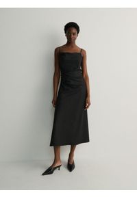 Reserved - Sukienka w tenisowy prążek - ciemnoszary. Kolor: szary. Materiał: tkanina, wiskoza. Wzór: prążki