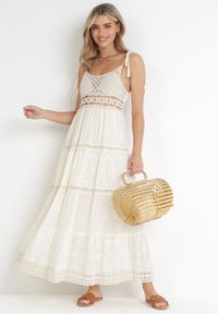 Born2be - Beżowa Sukienka Maxi z Szydełkową Górą i Haftem Serdrei. Kolor: beżowy. Materiał: koronka, tkanina. Długość rękawa: na ramiączkach. Wzór: haft. Sezon: wiosna, lato. Typ sukienki: rozkloszowane. Długość: maxi #4