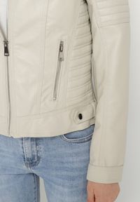 Born2be - Jasnobeżowa Kurtka Ramoneska w Motocyklowym Stylu ze Stójką i Napami Talirina. Okazja: na co dzień. Typ kołnierza: kołnierzyk stójkowy. Kolor: beżowy. Materiał: jeans. Styl: elegancki, casual #4