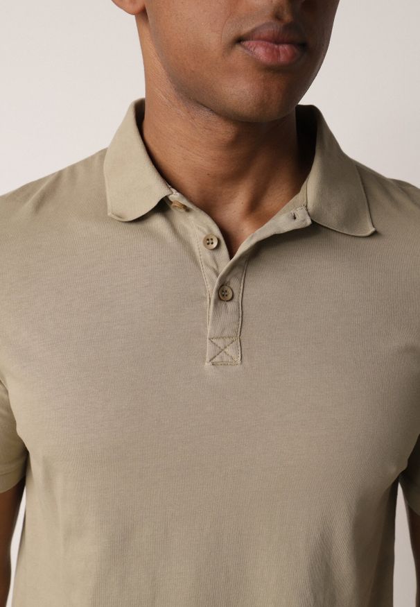 Born2be - Ciemnozielona Gładka Koszulka Polo o Klasycznym Kroju Sinopea. Okazja: na co dzień, do pracy, na spotkanie biznesowe. Typ kołnierza: polo. Kolor: zielony. Materiał: jeans. Wzór: gładki. Styl: klasyczny