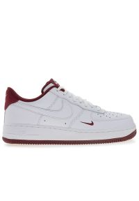 Buty męskie Nike Air Force 1 '07 LV8 HM9483-100 - białe. Zapięcie: sznurówki. Kolor: biały. Materiał: skóra. Szerokość cholewki: normalna. Sezon: lato. Model: Nike Air Force #1