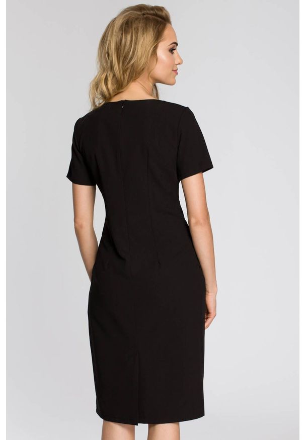 Sukienki.shop - Sukienka elegancka z marszczeniami taliowana czarna. Kolor: różowy, czarny. Materiał: materiał, wiskoza, poliester, elastan. Długość rękawa: krótki rękaw. Wzór: gładki. Typ sukienki: ołówkowe. Styl: elegancki. Długość: midi