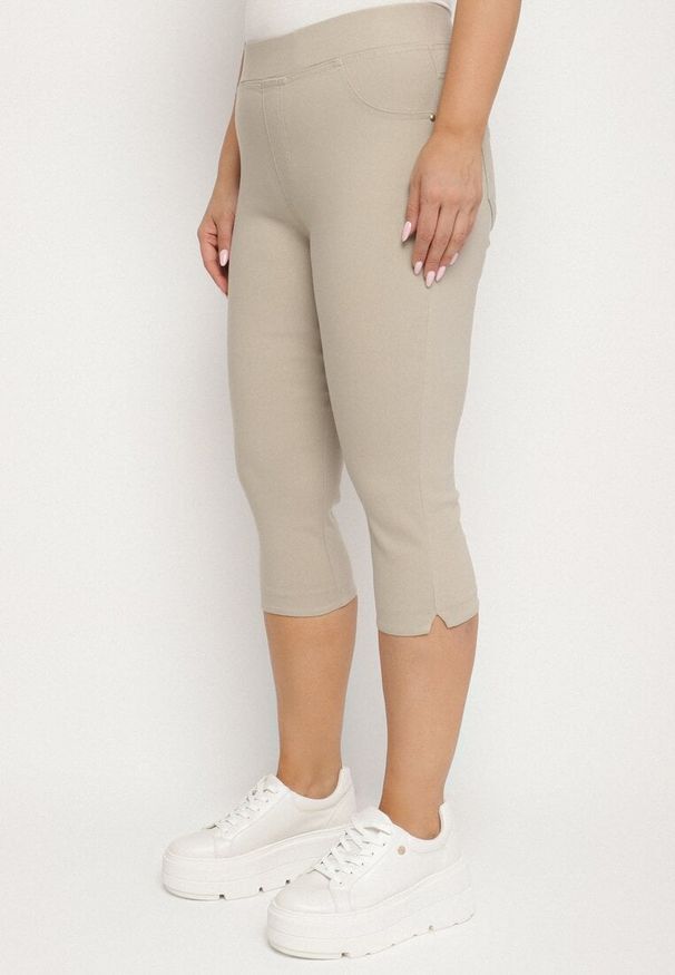 Born2be - Beżowe Spodnie z Bawełny o Kroju Capri Dolonisa. Okazja: na co dzień. Kolor: beżowy. Materiał: bawełna. Styl: młodzieżowy, elegancki, casual
