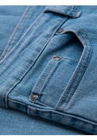 Ombre Clothing - Klasyczne męskie spodnie jeansy SLIM FIT z elastanem – jasnoniebieskie V2. Kolor: niebieski. Materiał: jeans, elastan. Wzór: gładki, jednolity. Styl: klasyczny #7
