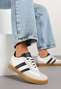 Born2be - Biało-Czarne Sneakersy Typu Kultowe Tenisówki z Ozdobnymi Przeszyciami Selfia. Okazja: na co dzień. Kolor: biały. Materiał: jeans. Obcas: na płaskiej podeszwie #5