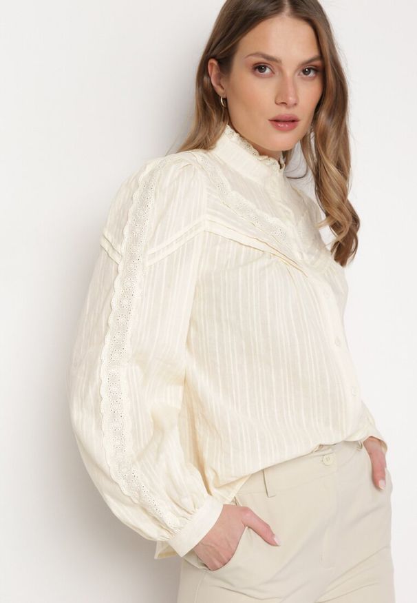 Born2be - Jasnobeżowa Bawełniana Koszula z Falbanką i Ażurowymi Wstawkami Wistiera. Kolor: beżowy. Materiał: bawełna. Wzór: ażurowy. Styl: klasyczny, elegancki