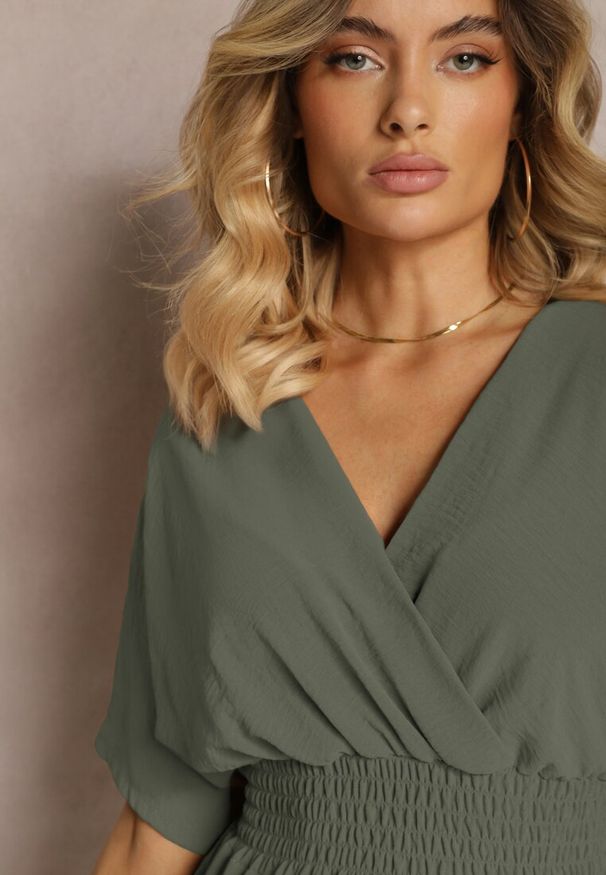 Renee - Ciemnozielony Kombinezon Kopertowy z Gumką w Pasie Fandrea. Okazja: na co dzień. Kolor: zielony. Materiał: jeans. Styl: elegancki, casual