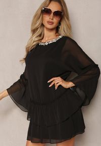 Renee - Czarna Sukienka Rozkloszowana Mini z Falbanką i Cyrkoniami przy Szyi Felicerna. Kolor: czarny. Wzór: aplikacja. Długość: mini