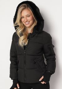 Born2be - Czarna Pikowana Kurtka z Odpinanym Kapturem z Futrem i Długimi Ściągaczami przy Rękawach Zintria. Okazja: na spacer. Kolor: czarny. Materiał: futro. Długość rękawa: długi rękaw. Długość: długie. Styl: elegancki #1