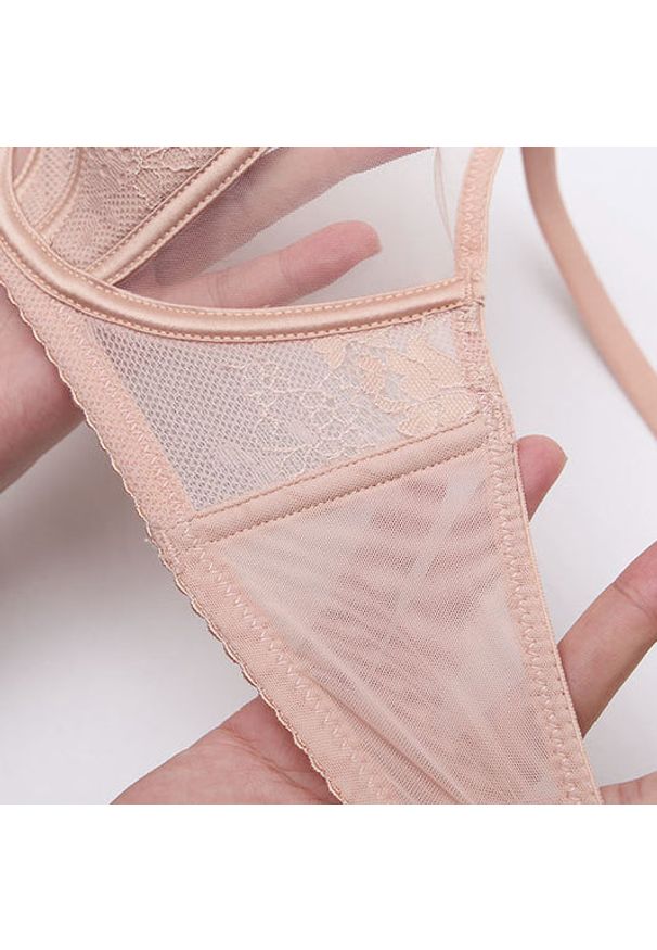 Intica - Komplet bielizny z delikatnego materiału Gabrijela. Kolor: beżowy. Materiał: materiał