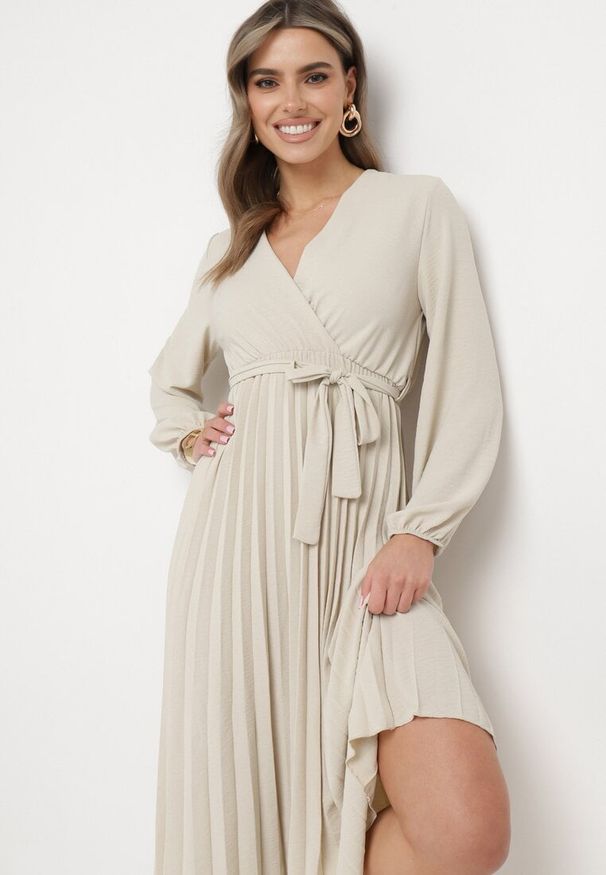 Born2be - Jasnobeżowa Sukienka Mesyre. Okazja: do pracy, na randkę. Typ kołnierza: dekolt w kształcie V. Kolor: beżowy. Materiał: materiał. Typ sukienki: plisowane, kopertowe. Długość: midi