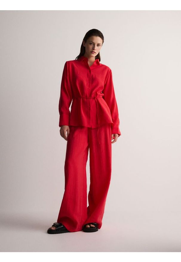 Reserved - Koszula z modalu z paskiem - czerwony. Kolor: czerwony