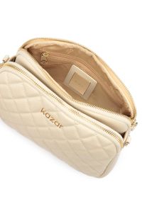 Kazar - Skórzana torebka na pasku zdobiona pikowaniem. Kolor: beżowy. Wzór: aplikacja. Materiał: skórzane. Styl: biznesowy, casual #6