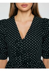 Big-Star - Bluzka damska z baskinką w kropki czarna Sori 906. Typ kołnierza: dekolt w kształcie V. Kolor: czarny. Materiał: bawełna. Wzór: kropki. Styl: elegancki, klasyczny #6