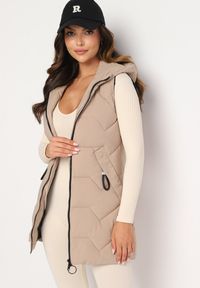 Born2be - Beżowa Długa Pikowana Kamizelka na Suwak z Kapturem Teriviana. Okazja: na spacer, na co dzień. Typ kołnierza: kaptur. Kolor: beżowy. Materiał: dzianina. Długość: długie. Styl: casual, sportowy, klasyczny #4