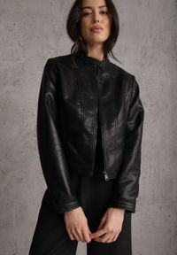 Renee - Czarna Taliowana Kurtka Ramoneska Y2K ze Stójką Fezilae. Okazja: na co dzień. Typ kołnierza: kołnierzyk stójkowy. Kolor: czarny. Materiał: poliester, skóra. Sezon: lato. Styl: casual, elegancki #1