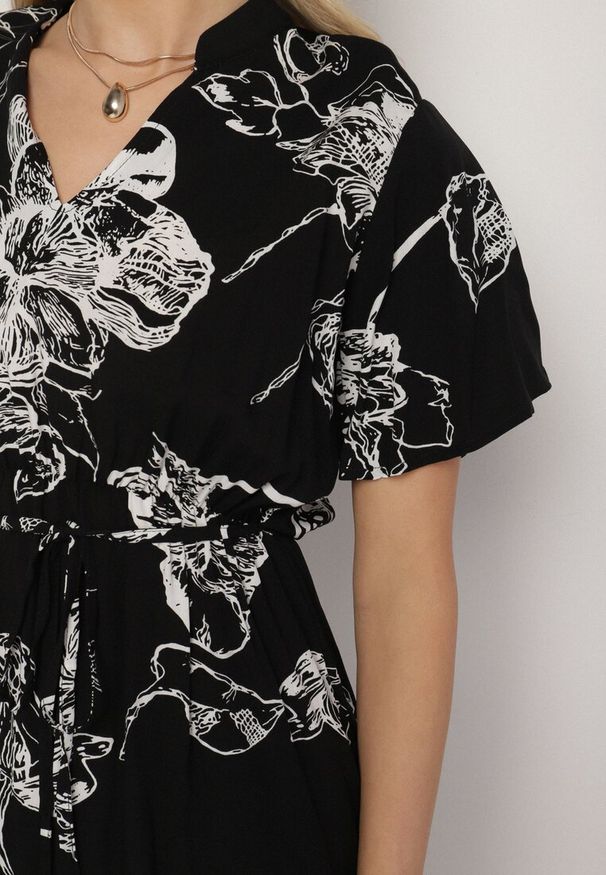 Born2be - Czarna Sukienka w Kwiaty z Paskiem Cleza. Okazja: na co dzień. Typ kołnierza: dekolt w kształcie V. Kolor: czarny. Wzór: kwiaty. Sezon: wiosna, lato. Styl: casual, elegancki