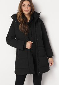 Born2be - Czarna Kurtka Pikowana do Kolana Massarita. Kolor: czarny. Wzór: aplikacja #4