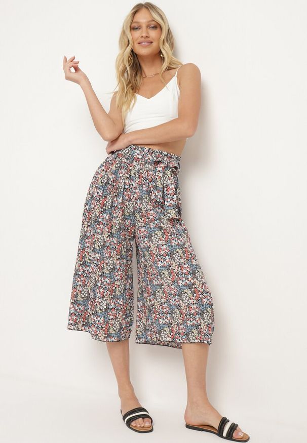 Born2be - Czarno-Różowe Szerokie Plisowane Spodnie z Bawełną i Gumką w Talii Wiązane Paskiem Closofia. Okazja: do pracy, na spotkanie biznesowe. Stan: podwyższony. Kolor: czarny. Materiał: bawełna. Styl: biznesowy, klasyczny