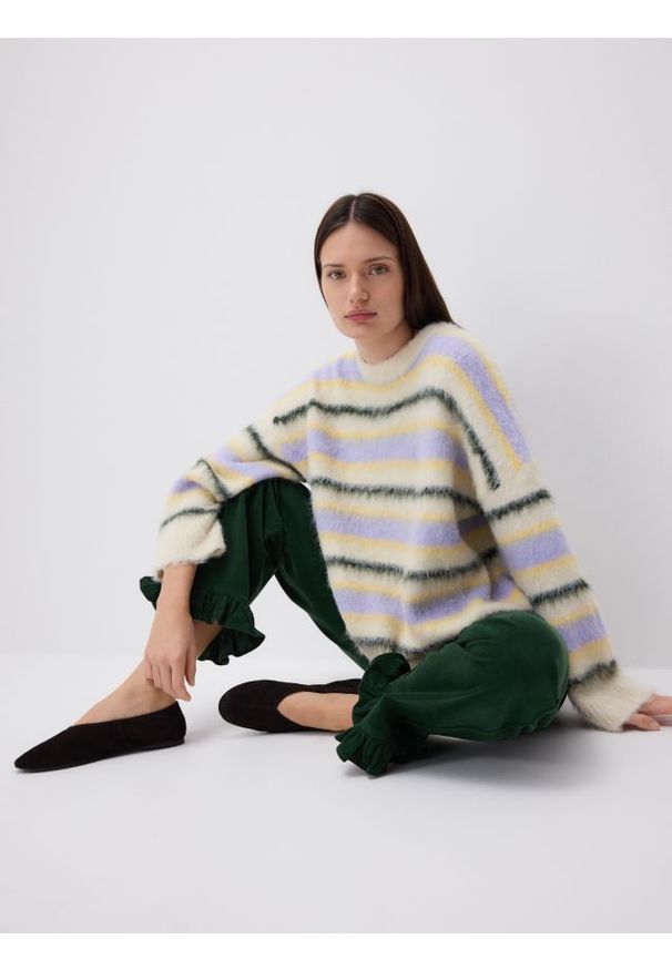 Reserved - Spodnie z falbanką - ciemnozielony. Kolor: zielony. Materiał: bawełna, tkanina