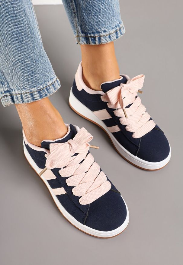 Renee - Granatowo-Różowe Sneakersy na Niskiej Platformie z Naszywkami Flordexia. Okazja: na co dzień. Kolor: niebieski. Materiał: jeans. Wzór: aplikacja. Obcas: na platformie