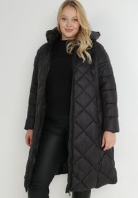 Born2be - Czarna Kurtka Długa Pikowana z Kapturem Conn. Typ kołnierza: kaptur. Kolor: czarny. Długość: długie #8