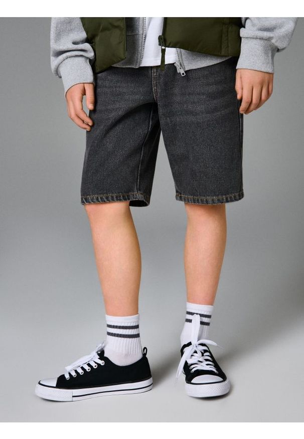 Sinsay - Szorty jeansowe straight z efektem sprania - szary. Kolor: szary. Materiał: jeans