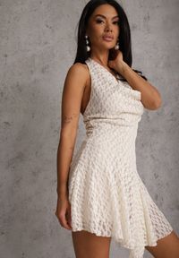 Renee - Biała Koronkowa Sukienka o Rozkloszowanym Kroju z Wiązanym Dekoltem Halter Bervine. Okazja: na randkę, na imprezę. Typ kołnierza: dekolt halter. Kolor: biały. Materiał: koronka #2