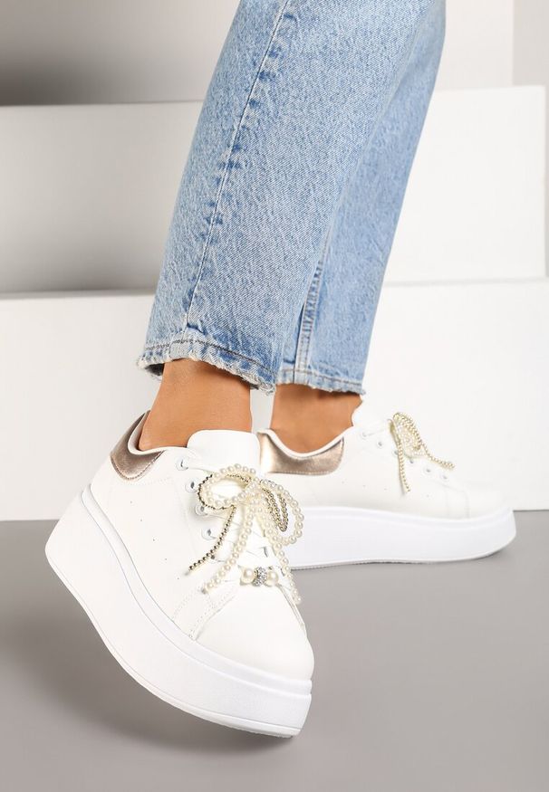 Renee - Biało-Szampańskie Sneakersy na Platformie z Perełkami i Metalowymi Kuleczkami Selavia. Okazja: na co dzień. Kolor: biały. Materiał: jeans. Obcas: na platformie