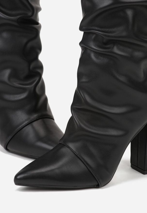 Renee - Czarne Marszczone Kozaki na Słupkowym Obcasie z Noskiem w Szpic Badara. Okazja: na co dzień. Kolor: czarny. Materiał: jeans, koronka. Obcas: na obcasie. Styl: casual, klasyczny. Wysokość obcasa: średni