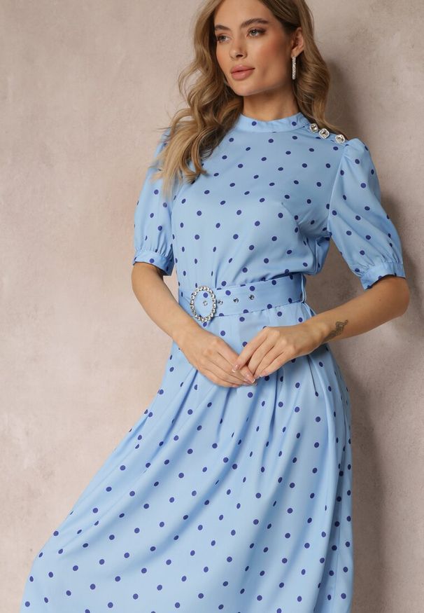 Renee - Niebieska Rozkloszowana Sukienka Midi z Gumką w Pasie i Ozdobnym Paskiem z Klamrą Abennita. Okazja: na co dzień. Typ kołnierza: kołnierzyk stójkowy. Kolor: niebieski. Materiał: poliester. Wzór: grochy. Typ sukienki: proste. Styl: casual, retro, elegancki. Długość: midi