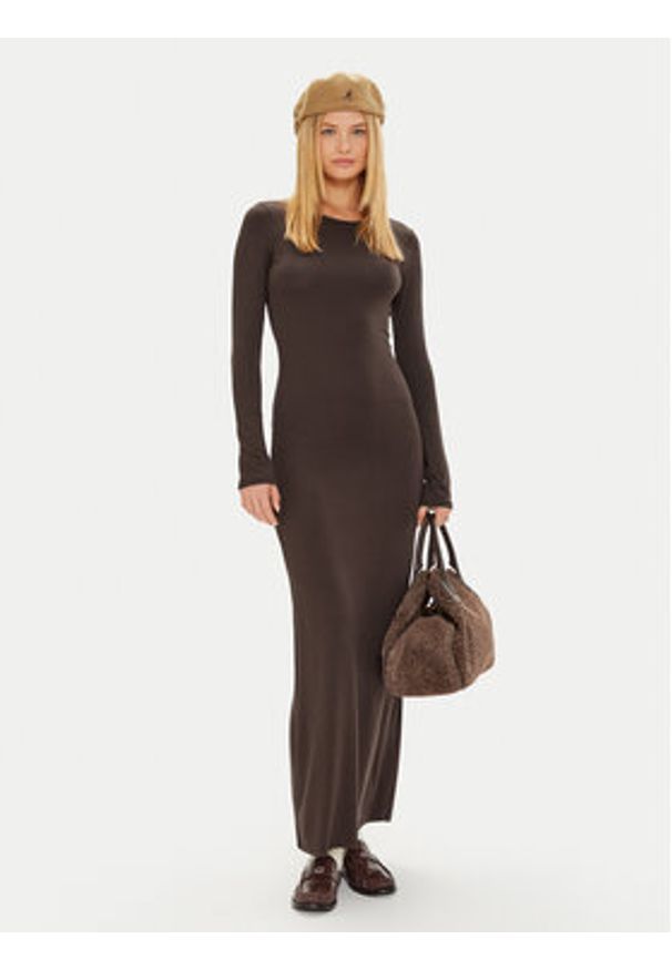Gina Tricot Sukienka codzienna 24441 Brązowy Slim Fit. Okazja: na co dzień. Kolor: brązowy. Materiał: wiskoza. Typ sukienki: proste. Styl: casual