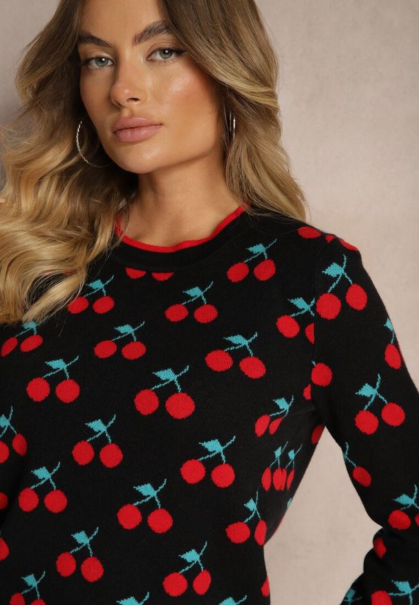 Renee - Czarny Casualowy Sweter z Wiskozą Ozdobiony Printem w Wisienki Avattria. Okazja: na co dzień. Kolor: czarny. Materiał: wiskoza. Długość rękawa: długi rękaw. Długość: długie. Wzór: aplikacja, nadruk. Styl: casual