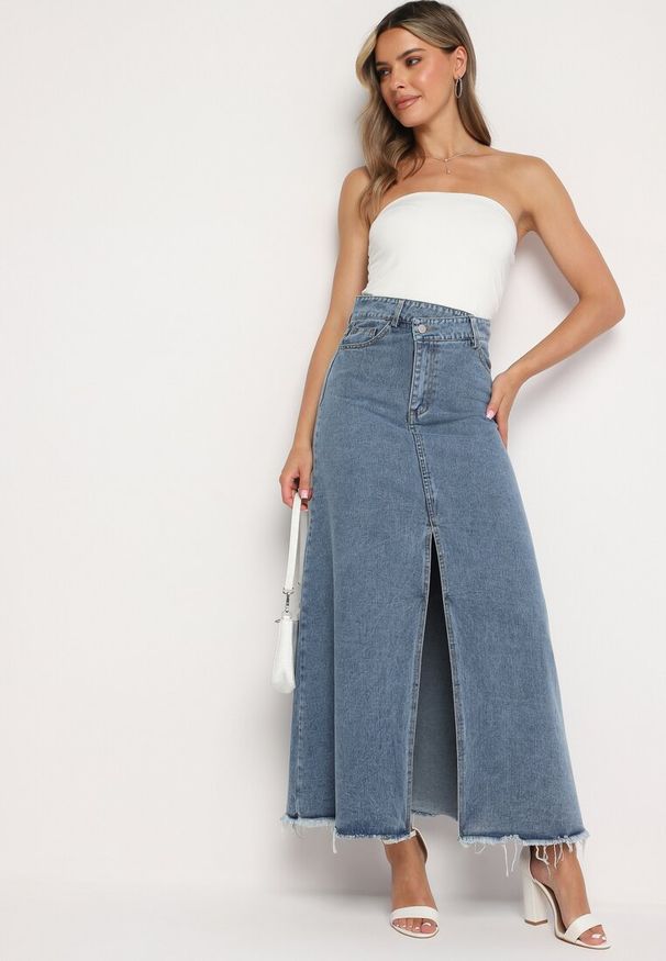 Born2be - Niebieska Jeansowa Spódnica z Wysokim Stanem i Postrzępionym Dołem Hayva. Stan: podwyższony. Kolor: niebieski. Materiał: jeans. Styl: klasyczny