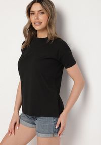 Born2be - Czarny Klasyczny T-shirt Oversize z Bawełny Zivassa. Okazja: na co dzień. Kolor: czarny. Materiał: bawełna. Styl: klasyczny