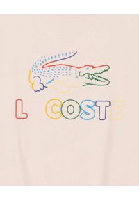 Lacoste - LACOSTE - Różowy t-shirt z kolorowym logo. Kolor: wielokolorowy, różowy, fioletowy. Materiał: prążkowany, bawełna. Wzór: kolorowy