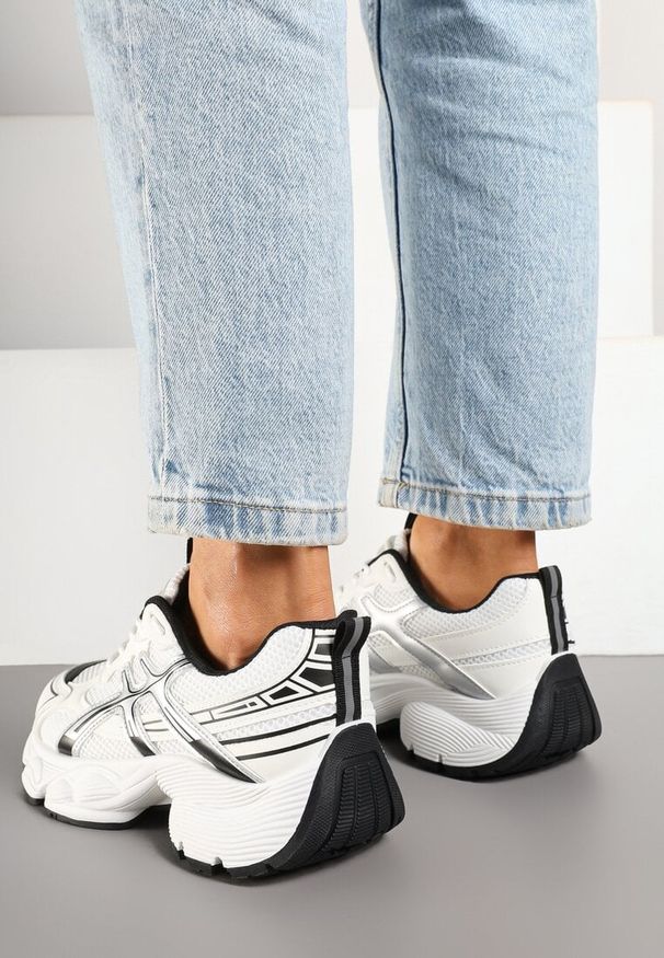 Born2be - Biało-Czarne Sneakersy na Grubej Tłoczonej Podeszwie z Geometrycznym Wzorem Tatelisea. Okazja: na co dzień. Zapięcie: sznurówki. Kolor: biały. Materiał: jeans. Wzór: geometria