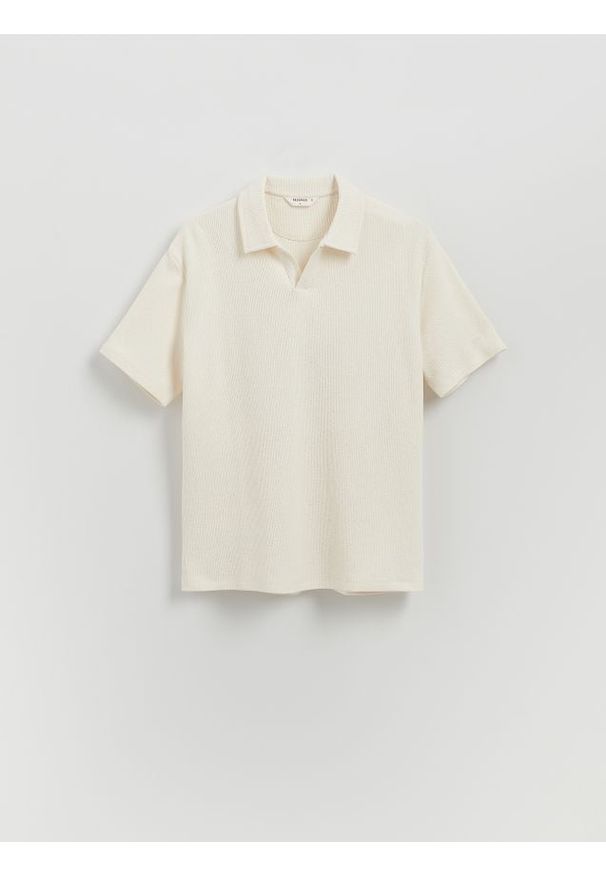 Reserved - Strukturalne polo comfort fit - złamana biel. Materiał: dzianina, bawełna