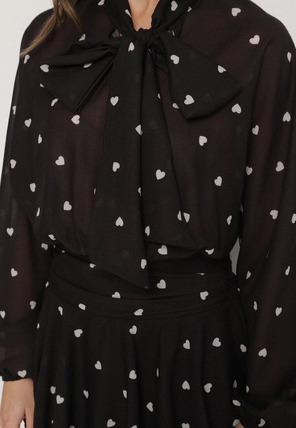 Born2be - Czarna Rozkloszowana Sukienka z Rękawami Typu Nietoperz i Wiązaniem Miriviela. Okazja: na co dzień. Kolor: czarny. Materiał: jeans. Typ sukienki: proste. Styl: klasyczny, casual