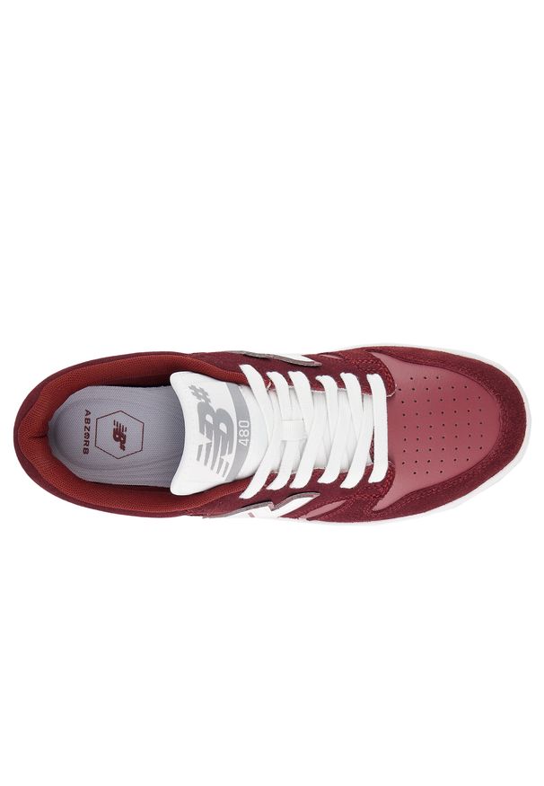 Buty męskie New Balance Numeric NM480BEE – bordowe. Kolor: czerwony. Materiał: syntetyk, materiał, dresówka, skóra, guma, zamsz. Szerokość cholewki: normalna. Wzór: nadruk. Sport: bieganie