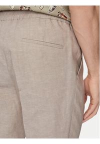 Hugo - HUGO Spodnie materiałowe Getlin 50559695 Brązowy jasny Slim Fit. Kolor: brązowy. Materiał: bawełna #4