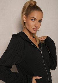 Renee - Czarny Komplet Dresowy z Domieszką Bawełny Pikowana Bluza z Kapturem i Joggery Evathira. Kolor: czarny. Materiał: dresówka, bawełna. Sport: turystyka piesza