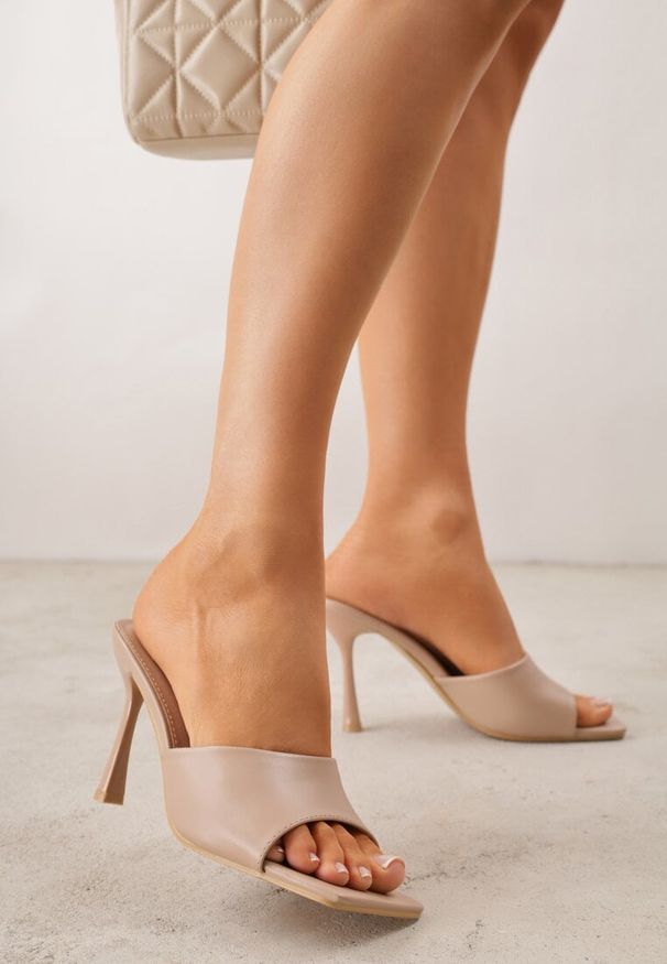 Renee - Ciemnobeżowe Klapki na Szpilce z Kwadratowym Noskiem Peep Toe Avenata. Okazja: na co dzień, na randkę. Nosek buta: otwarty. Kolor: beżowy. Materiał: jeans, skóra, koronka. Obcas: na szpilce. Styl: casual
